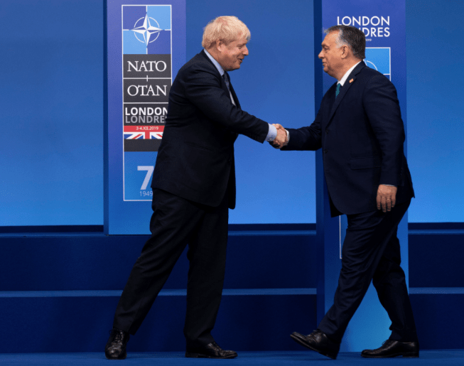 Boris Johnson shaking hands with Viktor Orban.png